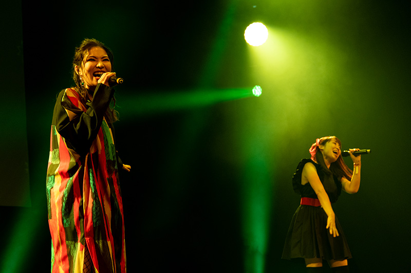 ZAQ und Kuribayashi Minami auf der Festsaal-Bühne